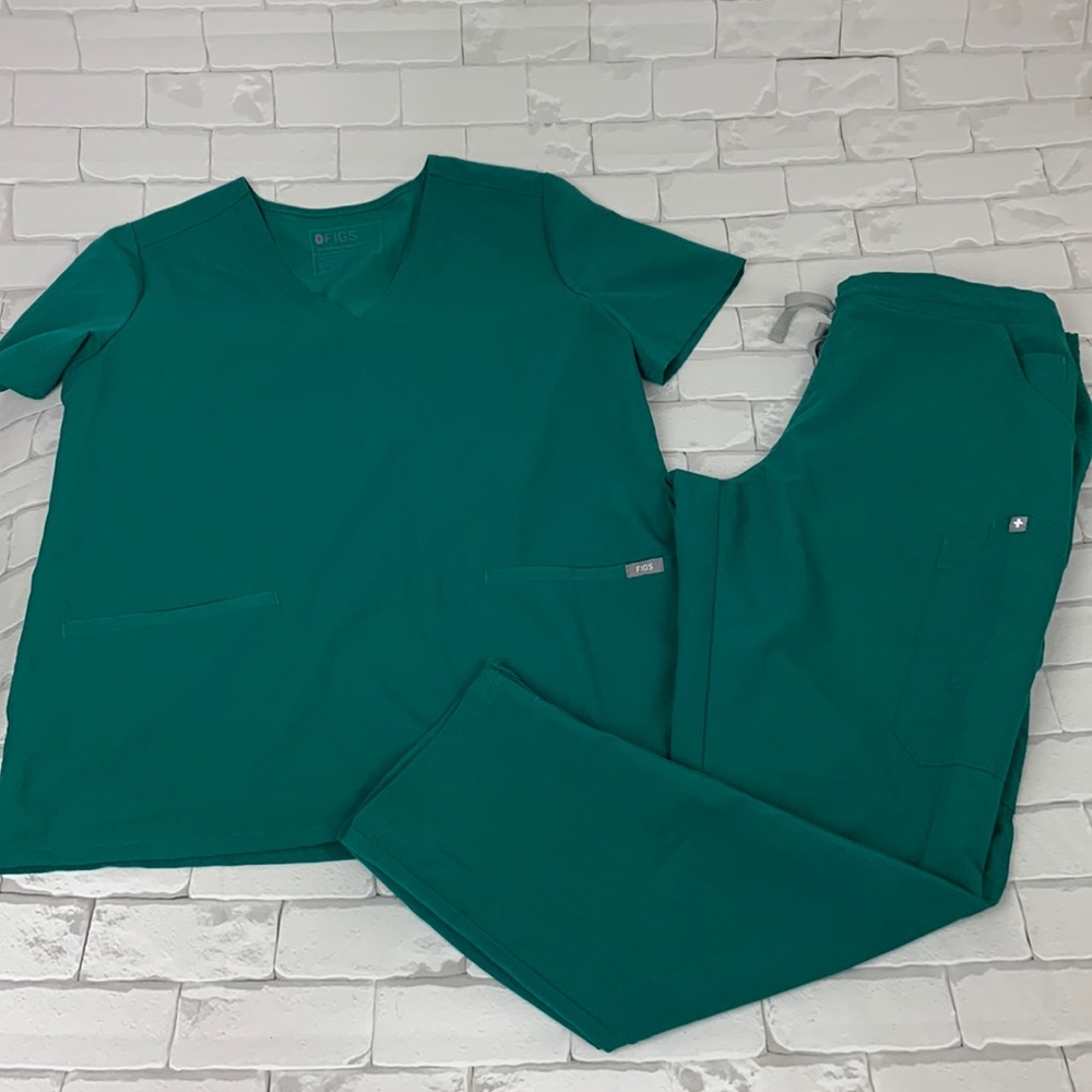 Figs Scrub Set. Green. 2 pocket. Drawstring cargo pants. Size Medium petite NWOT